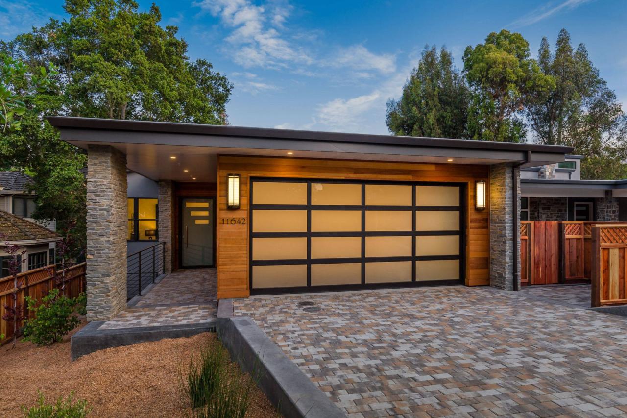 Modern House with Garage: The Perfect Blend of Style and Functionality