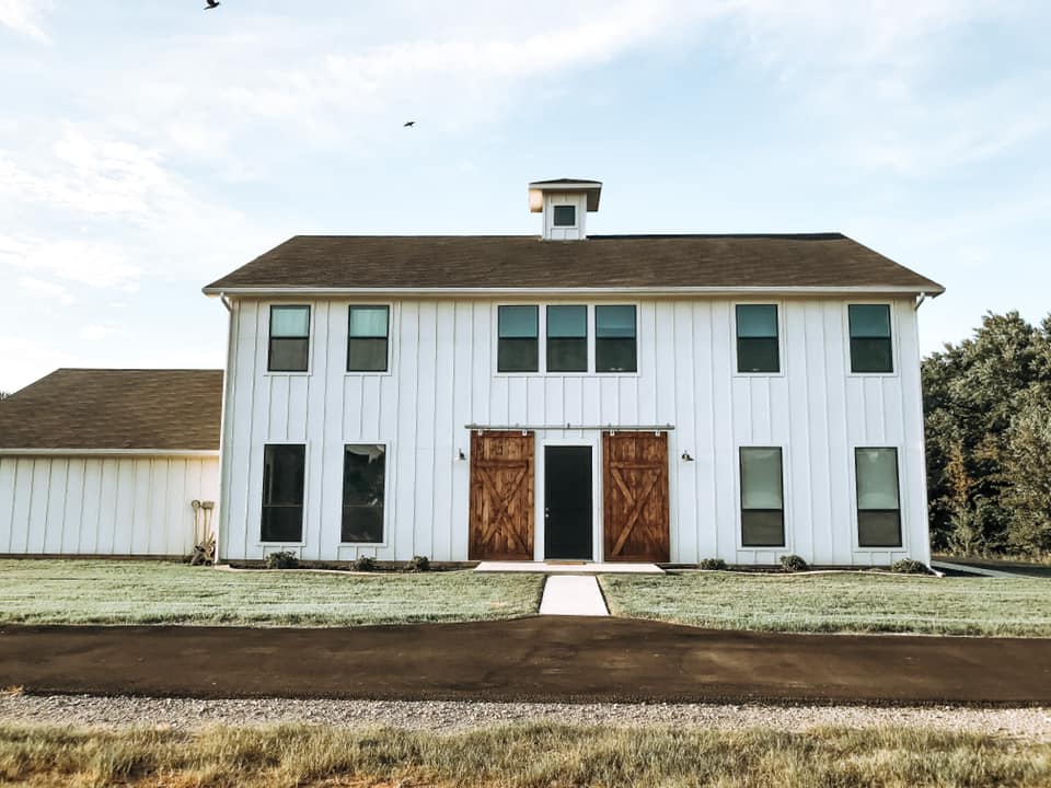 10 Essential Design Elements for a Stunning White Barndominium